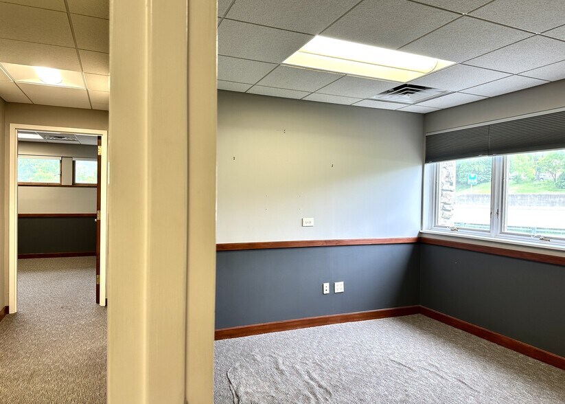 More Photos Of 7 Orchard St, Asheville Bank For Lease