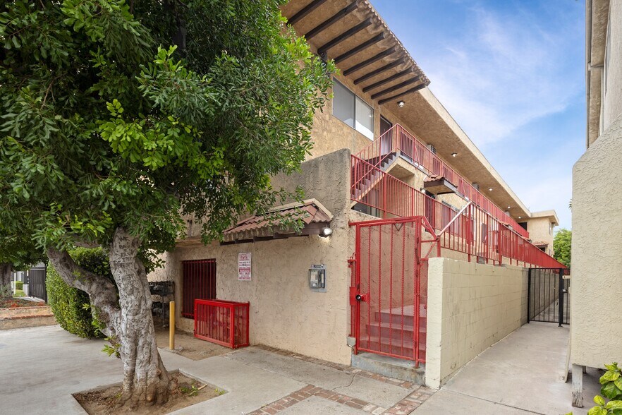 More Photos Of 8135 Reseda Blvd, Reseda Apartments For Sale