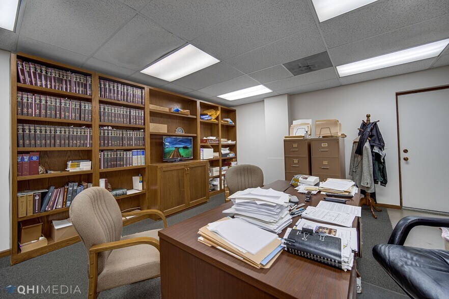More Photos Of 6121 N Northwest Hwy, Chicago Office For Sale