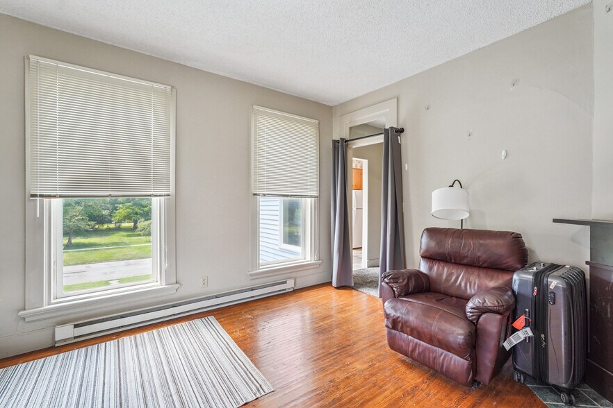 More Photos Of 920 High St, Grinnell Apartments For Sale