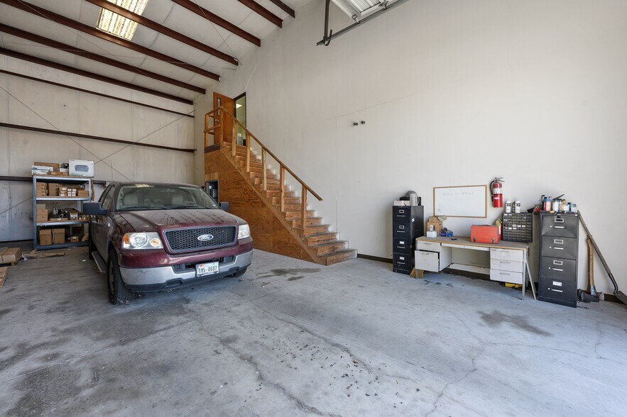 More Photos Of 165 Tecon Cv, Buda Warehouse For Lease