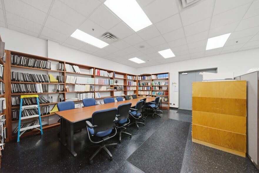 More Photos Of 975 Campus Dr, Mundelein Light Manufacturing For Sale