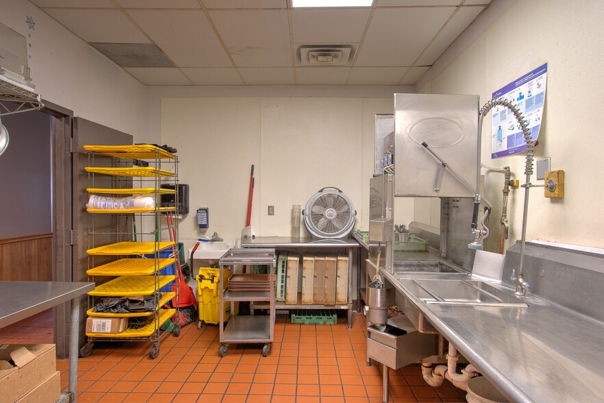 More Photos Of 118 Main St S, Cambridge Storefront For Sale