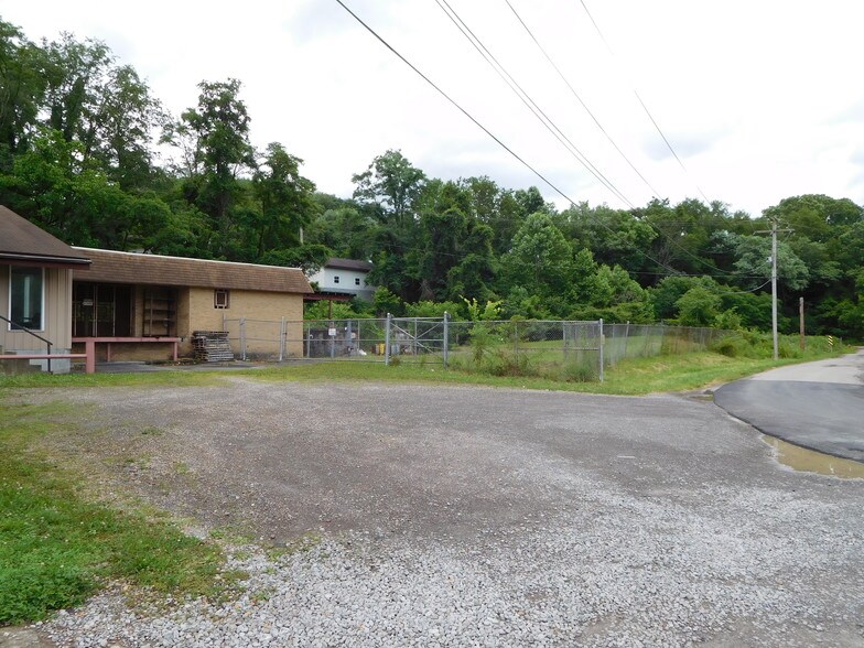 More Photos Of 212 Flint St, Clarksburg Service For Lease