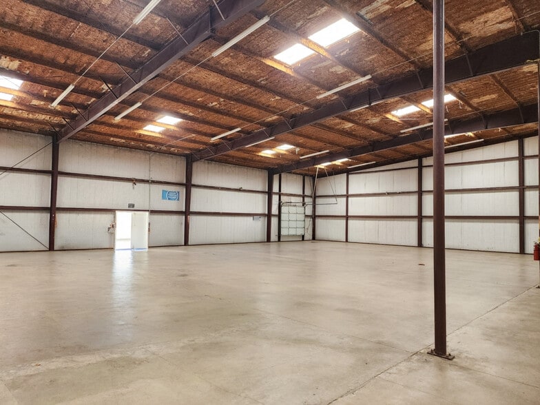 More Photos Of 1841 W Division St, Arlington Industrial For Sale