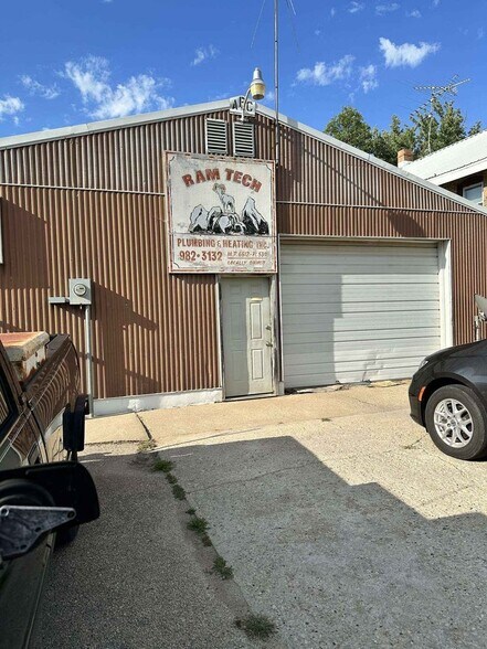 Primary Photo Of 317 E Wolf River Ave, New London Warehouse For Lease