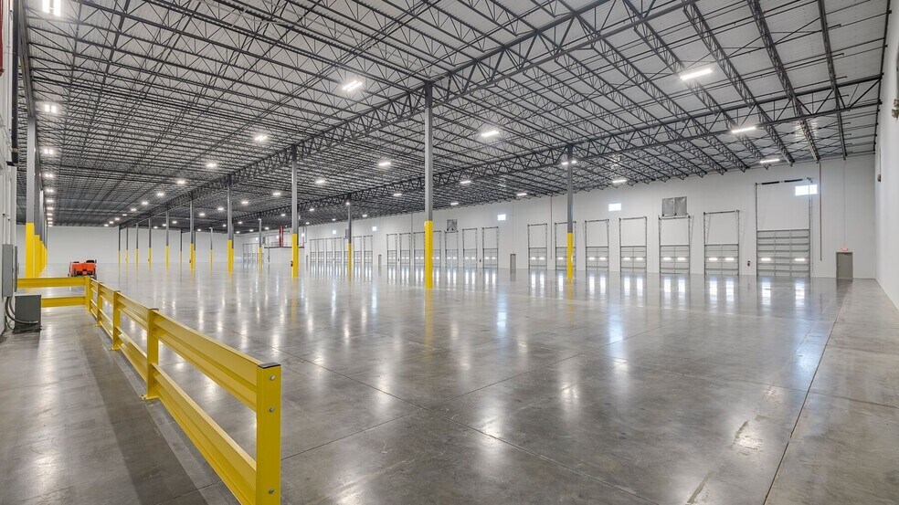 More Photos Of 3901 N Sylvania Ave, Fort Worth Warehouse For Lease