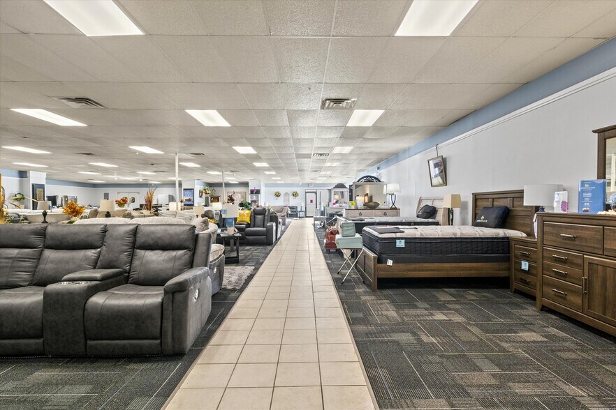 More Photos Of 304 W Jefferson St, Quincy Freestanding For Sale