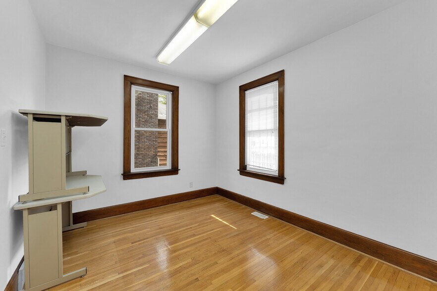 More Photos Of 1451 Ouellette Av, Windsor Office Residential For Sale