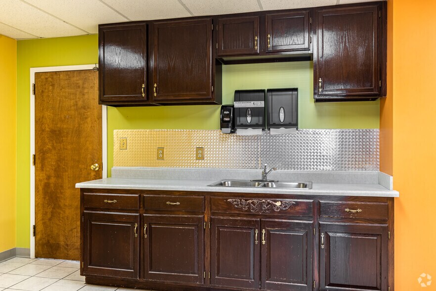 More Photos Of 3737 S Elizabeth St, Independence Office For Lease