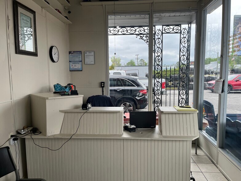 More Photos Of 207 N Temple Ave, Starke Auto Repair For Sale
