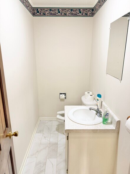 More Photos Of 105 N Hickory St, Aberdeen Flex For Sale