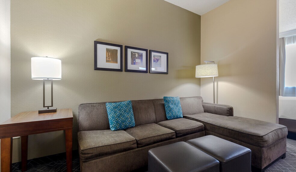 More Photos Of 810 Interstate 35 N, Waco Hotel For Sale