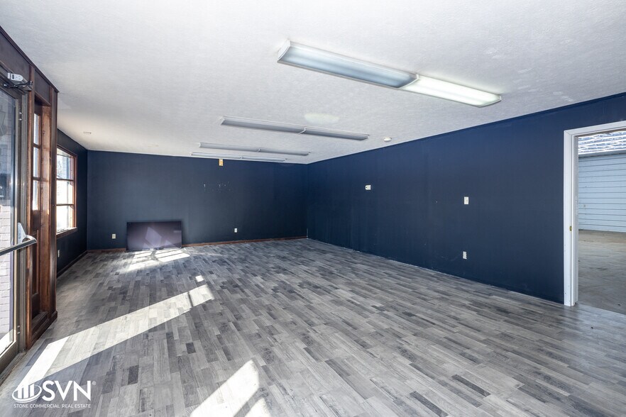 More Photos Of 508 S 3rd St, Danville Showroom For Lease