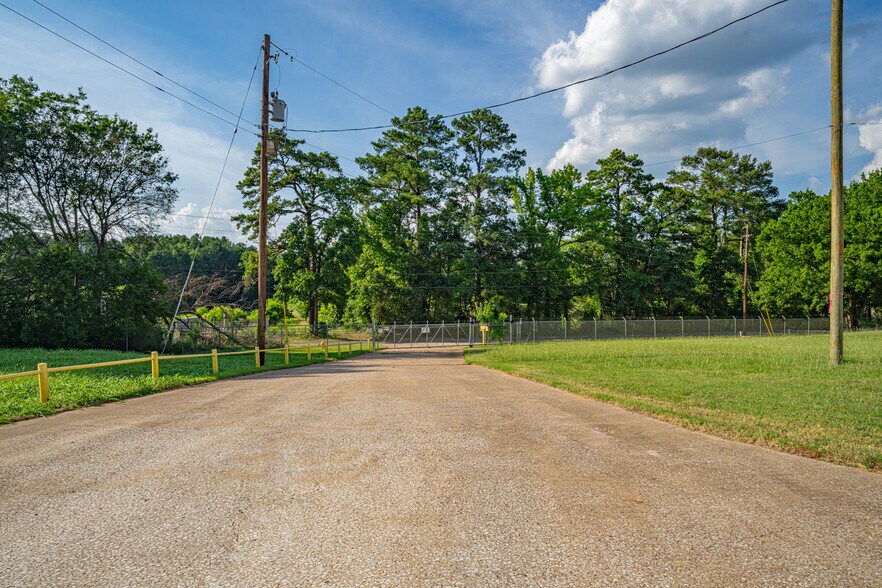 More Photos Of 220 Progress Blvd, Longview Warehouse For Sale