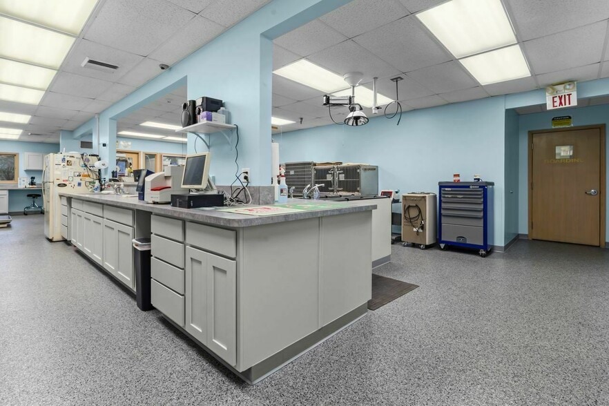 More Photos Of 150 Mensa Dr, Noblesville Office For Sale