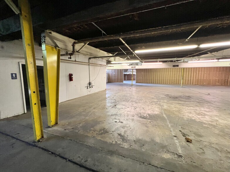 More Photos Of 2525 N Center St, Bonham Manufacturing For Lease