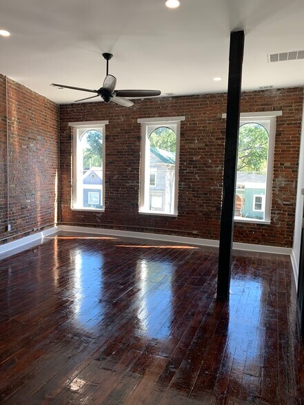 More Photos Of 1515 E Market St, New Albany Office For Lease