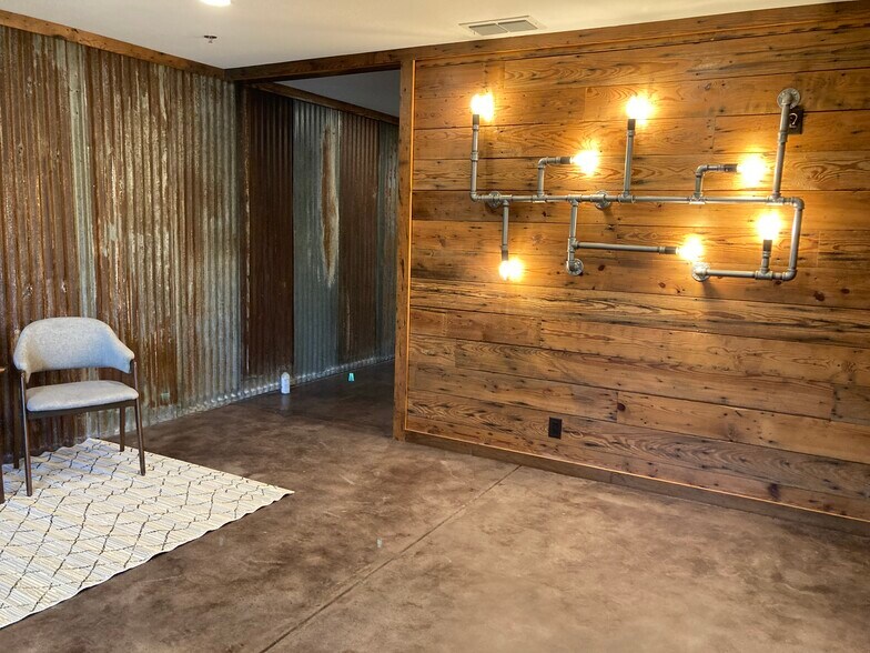 More Photos Of 1420 N Main St, Gladewater Warehouse For Lease