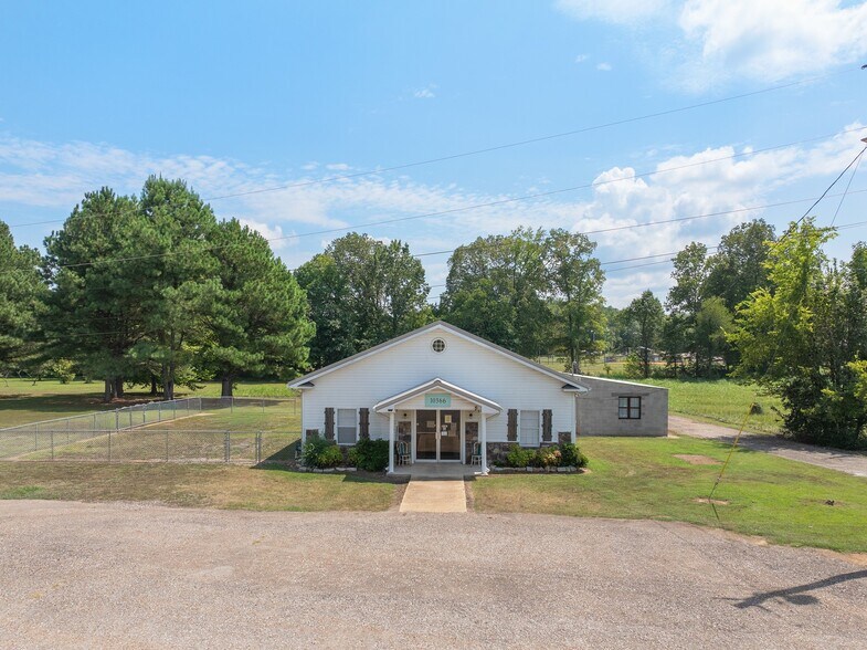 Primary Photo Of 10366 Highway 100, Scotts Hill Flex For Sale