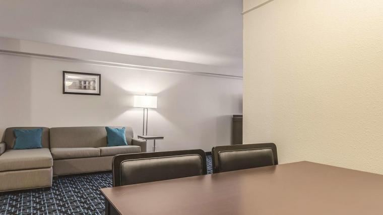 More Photos Of 6901 NW 83rd St, Kansas City Hotel For Sale