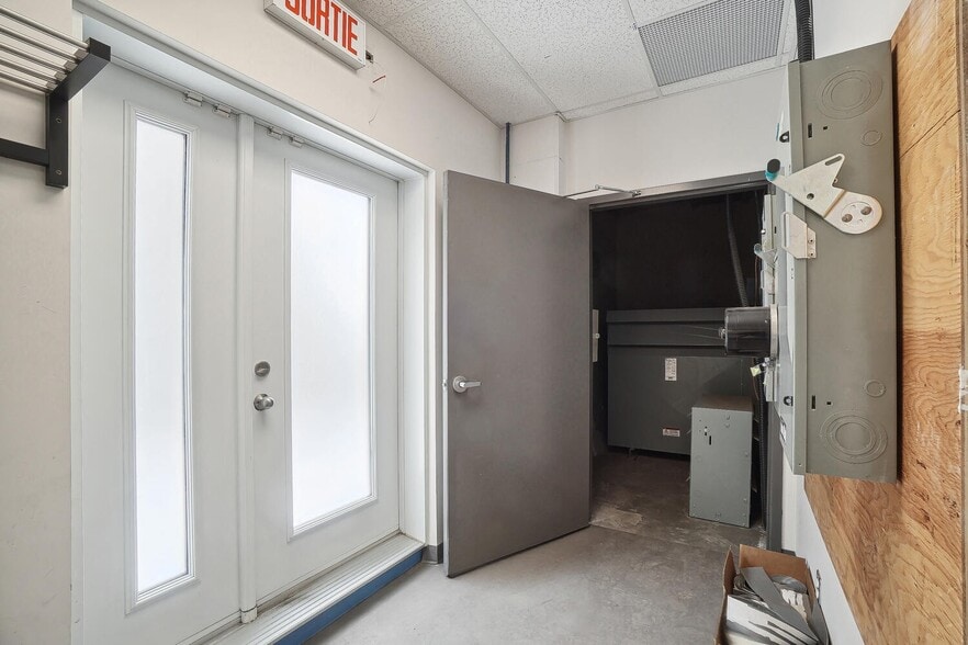 More Photos Of 10007 Boul Pie-IX, Montréal Office For Sale