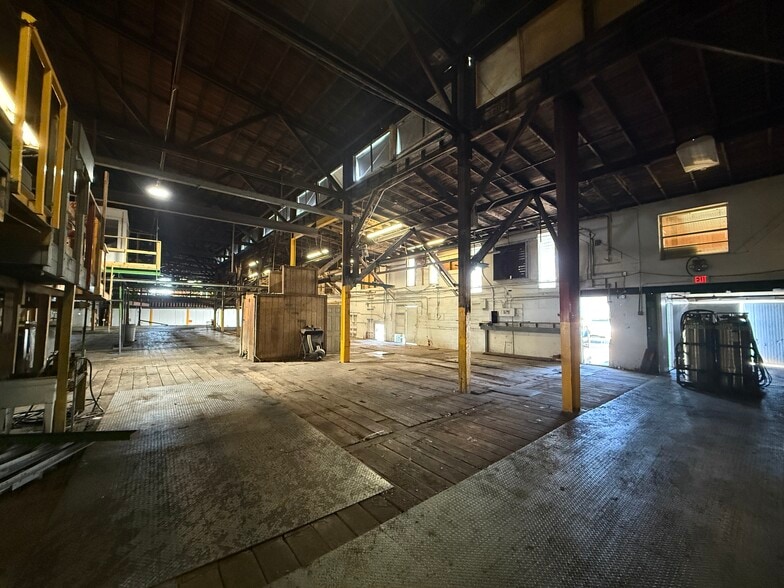 More Photos Of 650 Avenue R SW, Winter Haven Distribution For Sale