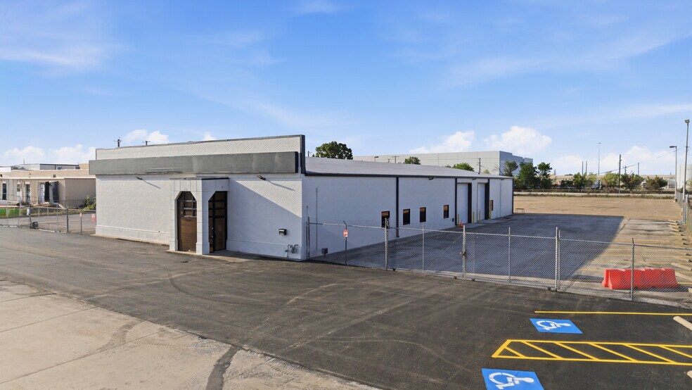 More Photos Of 2820 Oakland Ave, Garland Truck Terminal For Lease