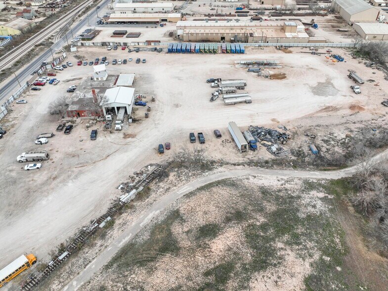 More Photos Of 2419 W Murphy St, Odessa Truck Terminal For Sale