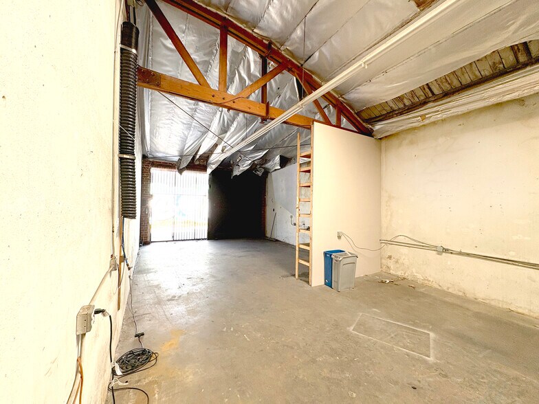 More Photos Of 2315-2319 E 8th St, Los Angeles Warehouse For Lease