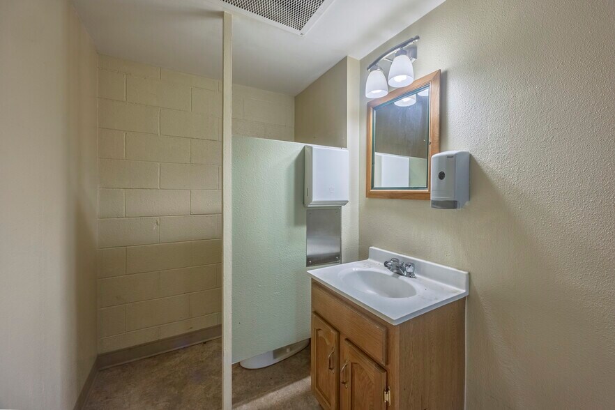 More Photos Of 210 NE Alder St, Toledo Office For Sale