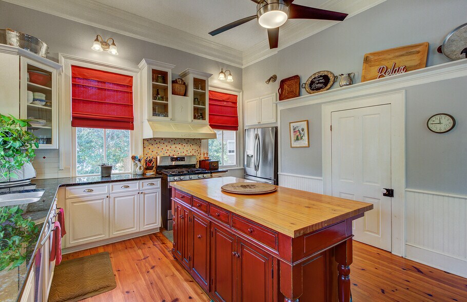 More Photos Of 112 S Magnolia St, Summerville Office Residential For Lease