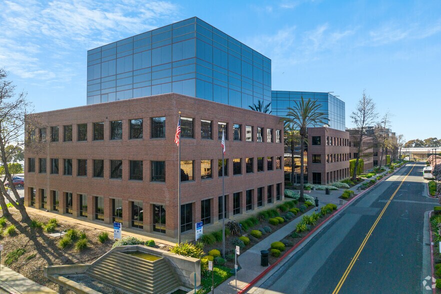 More Photos Of 6475 Christie Ave, Emeryville Unknown For Lease