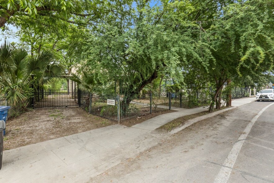 More Photos Of 1012 N Flores St, San Antonio General Retail For Sale