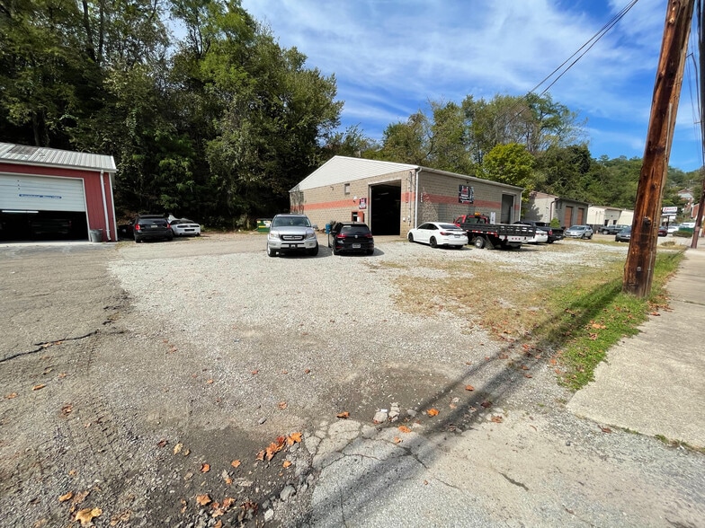 More Photos Of 630 Long Rd, Pittsburgh Showroom For Sale