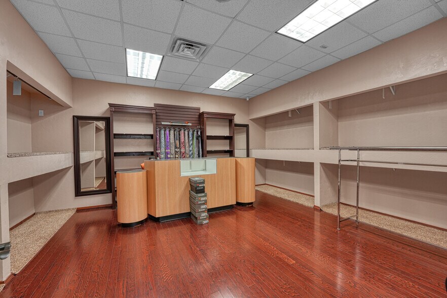 More Photos Of 2126 W Gore Blvd, Lawton Freestanding For Lease