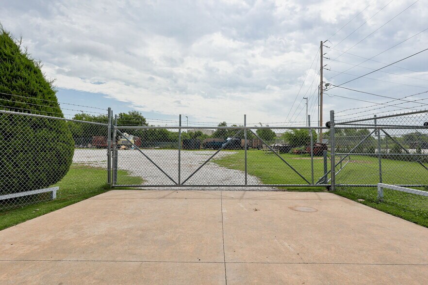 More Photos Of 6712 Pat Ave, Oklahoma City Industrial For Sale