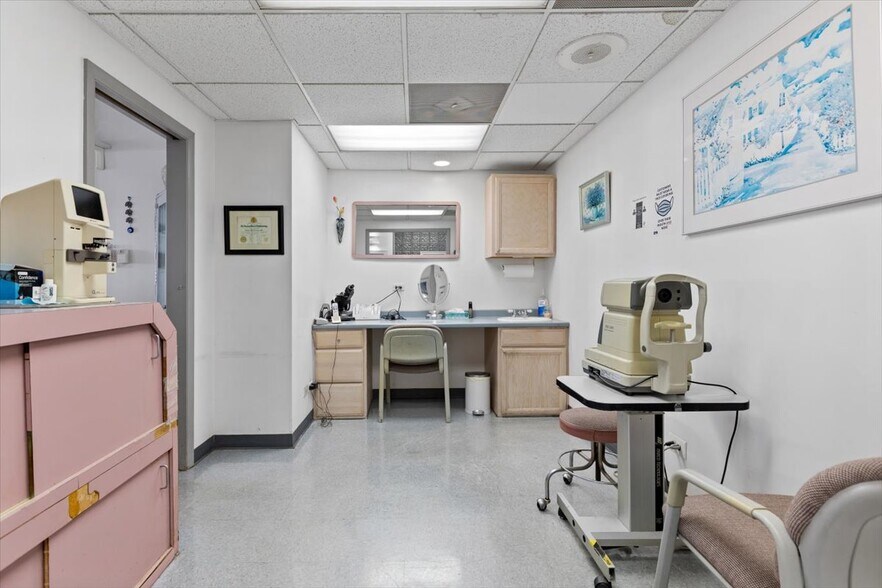 More Photos Of 2719 W Peterson Ave, Chicago Healthcare For Sale