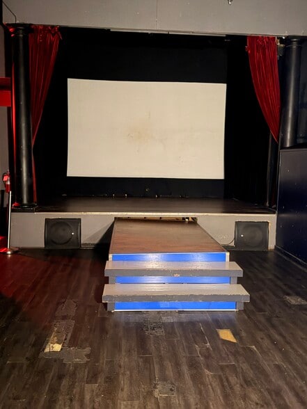 More Photos Of 330 W Hargett St, Raleigh Bar For Lease