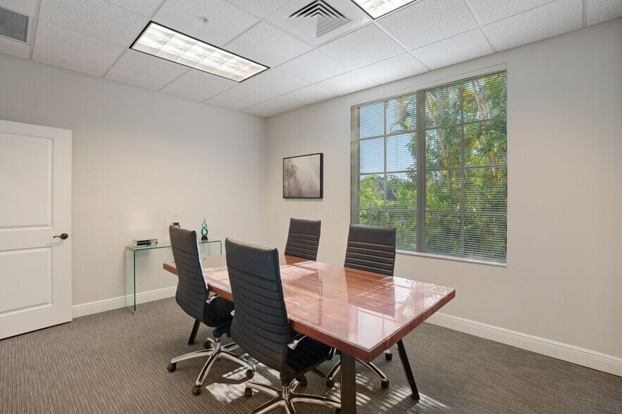 More Photos Of 2639 Fruitville Rd, Sarasota Office For Sale