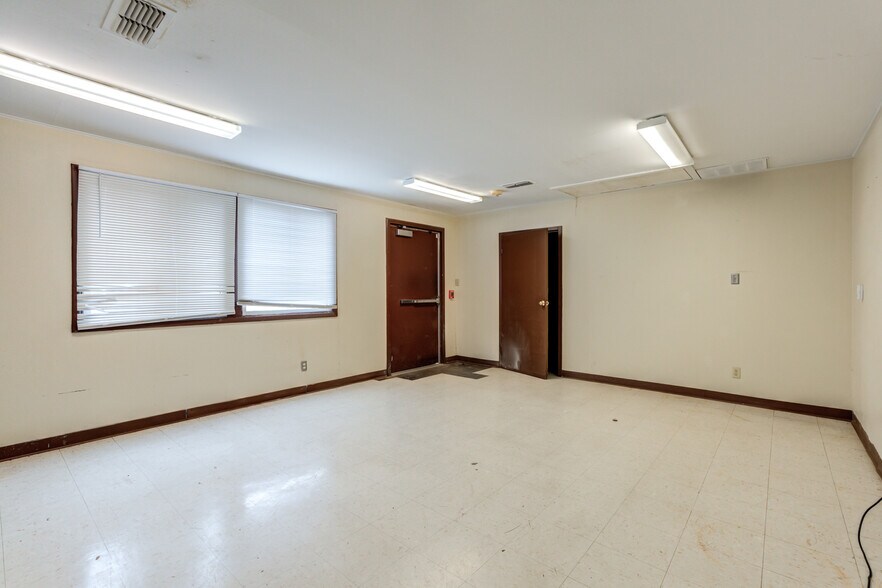 More Photos Of 3802-3806 Interstate 27, Lubbock Office For Sale