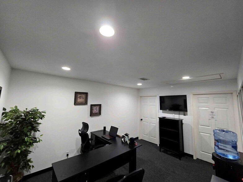 More Photos Of 1212 Crosstimbers St, Houston Office Residential For Sale