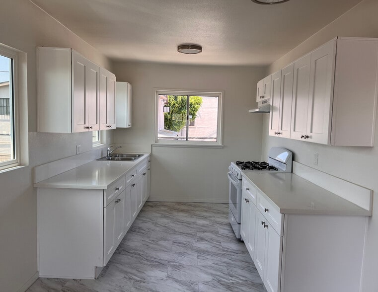 More Photos Of 945 W 76th St, Los Angeles Apartments For Sale
