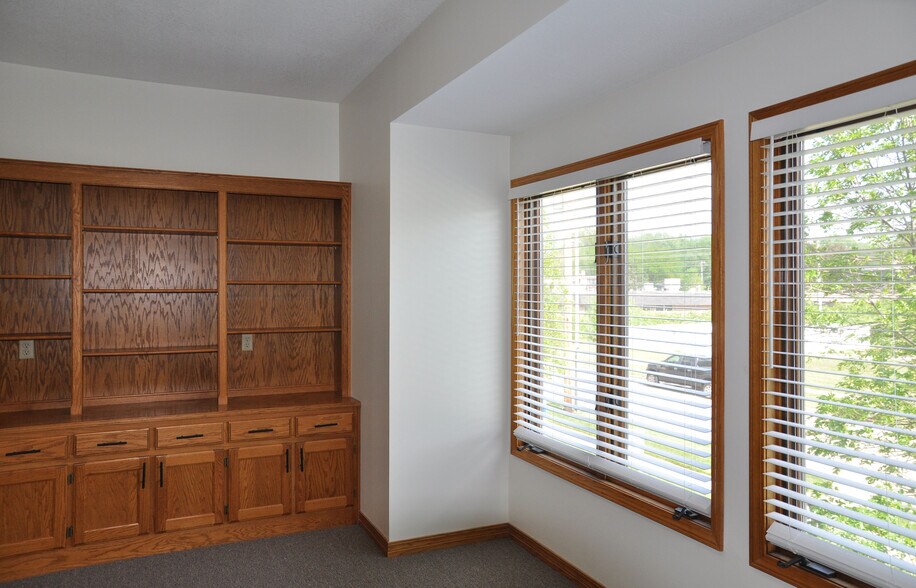 More Photos Of Shunga Creek Office, Topeka Office For Sale