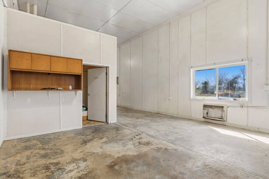 More Photos Of 306 SE Highway AA, Clinton Industrial For Sale