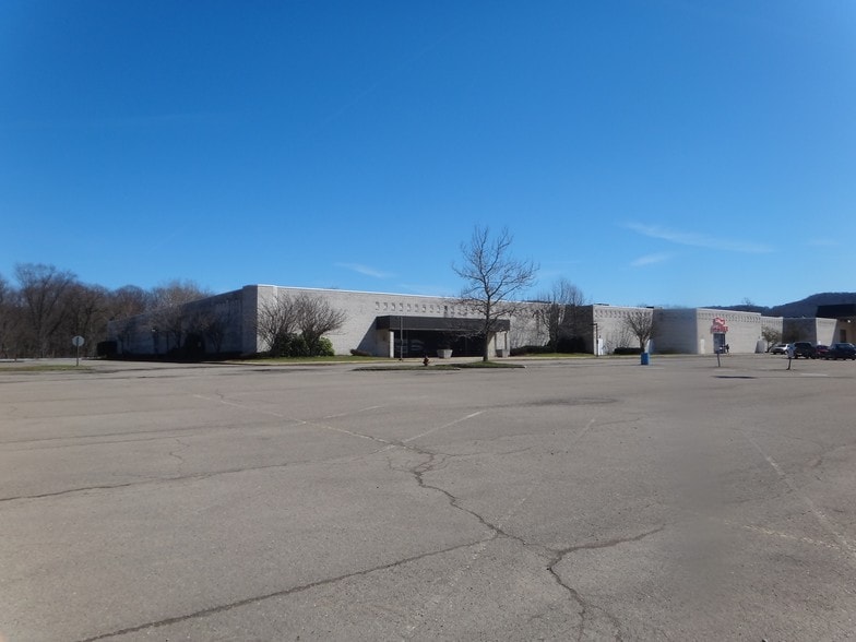 More Photos Of 1666 Market St Ext, Warren General Retail For Lease