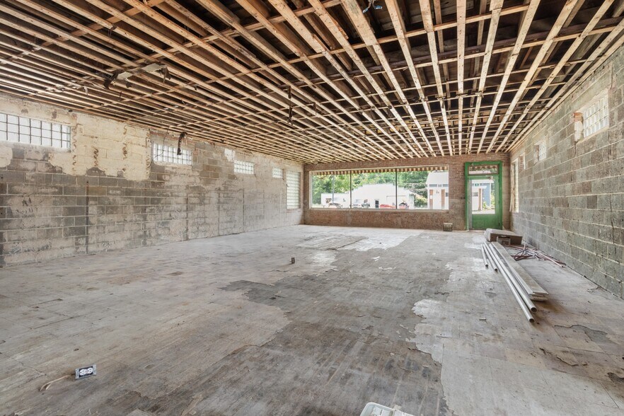More Photos Of 628 Cumberland Dr, Clarksville Freestanding For Lease