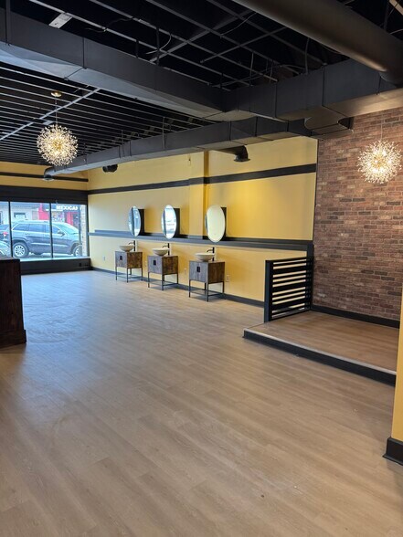 More Photos Of 711 Main St, Grandview Storefront For Lease