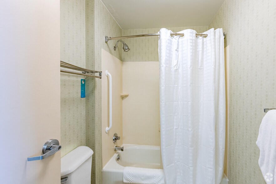 More Photos Of 16 Trinity Point Dr, Washington Hotel For Sale