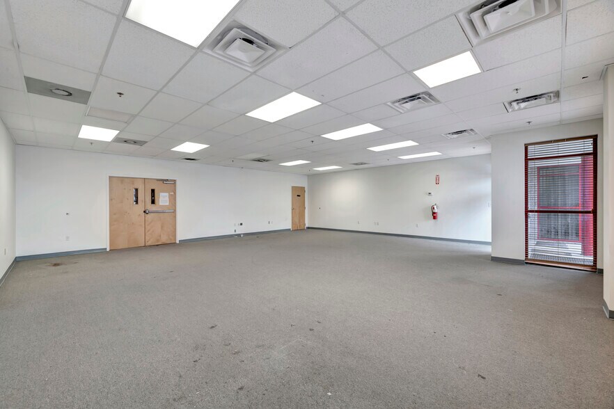 More Photos Of 161-191 Edgemoor Rd, Wilmington Light Distribution For Lease